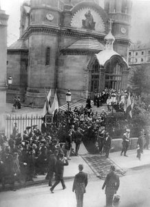 El Zar Nicolás II saliendo de la Catedral de San Alejandro Nevski en París, 1896 de French Photographer